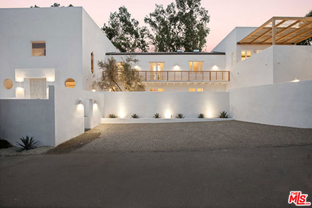 27405 Pacific Coast Highway, Malibu CA: https://media.crmls.org/mediaz/19b9385c-fcd2-4a4b-91d0-076b4b795170.jpg