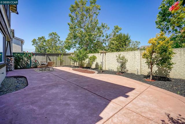 1162 Waverly Cir, Hercules CA: https://media.crmls.org/mediaz/19b9593e-21d8-4ae5-983c-f8a339fa61c6.jpg