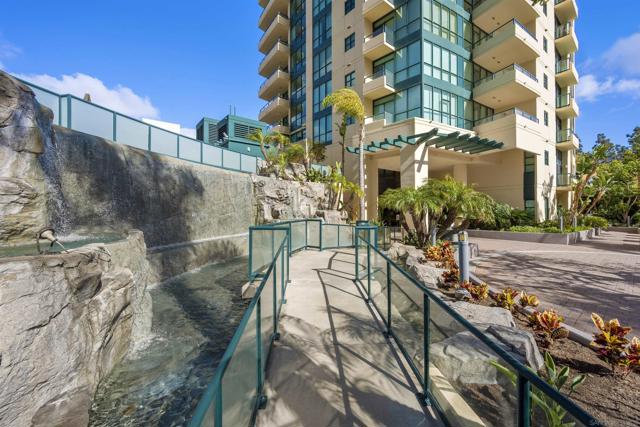555 Front St, San Diego CA: https://media.crmls.org/mediaz/19b9770e-f6dd-4705-967e-fa0698bafb70.jpg