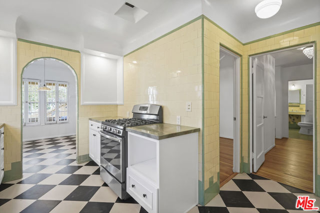 1143 S Rimpau Boulevard, Los Angeles CA: https://media.crmls.org/mediaz/19b9f3a8-57e0-4c1c-a0ee-0724b7b65733.jpg