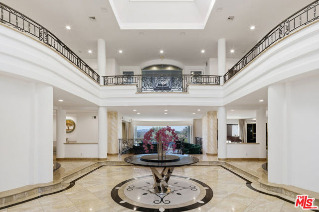 24366 La Masina Court, Calabasas CA: https://media.crmls.org/mediaz/19ba92ff-cc64-4cdc-9e98-de7070c83c01.jpg