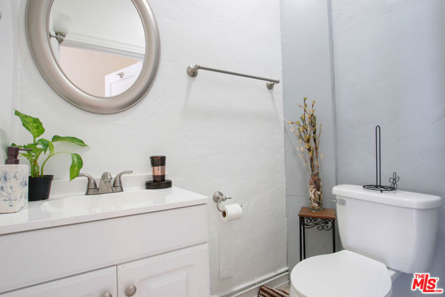 2370 Lime Avenue, Long Beach CA: https://media.crmls.org/mediaz/19bac899-3812-4618-a99f-598e9a8620ab.jpg