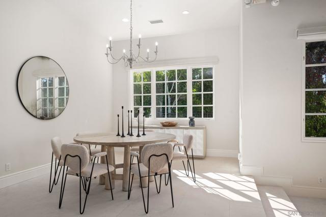 5986 Greensview Ct, Rancho Santa Fe CA: https://media.crmls.org/mediaz/19baf5ff-5209-4a44-8ed1-9a98ec92b2ce.jpg