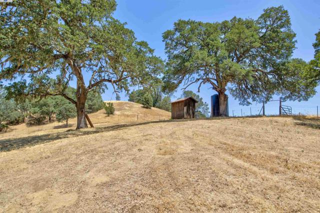 5281 Chiles Pope Valley Rd,  CA: https://media.crmls.org/mediaz/19bb68d1-cbcb-4da6-8d49-a9f7e748e394.jpg