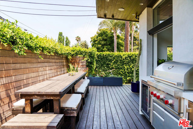 2501 Walnut Avenue, Venice CA: https://media.crmls.org/mediaz/19bcb5a2-82a3-4669-b079-67c580d42b9a.jpg