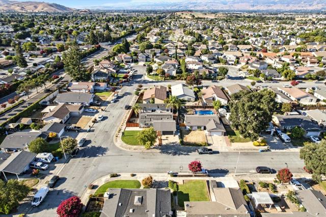 1297 Chesbro Way, Gilroy CA: https://media.crmls.org/mediaz/19bd4635-db48-429f-89bf-67dfbf0090b3.jpg
