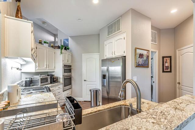 4001 W Lakeshore Drive, San Ramon CA: https://media.crmls.org/mediaz/19bef296-41ed-493a-b8d1-7769ef2db369.jpg