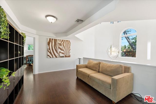 12834 Landale Street, Studio City CA: https://media.crmls.org/mediaz/19c095fe-974f-4801-ba13-3fbb8134afc1.jpg