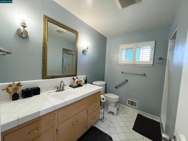 250 W Cypress Rd, Oakley CA: https://media.crmls.org/mediaz/19c0a92f-e847-4bcc-abdf-8665b3e6a0f7.jpg