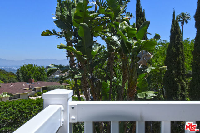 15474 Loom Place, Sherman Oaks CA: https://media.crmls.org/mediaz/19c18e66-48dc-43de-824a-64c60b09c0cb.jpg
