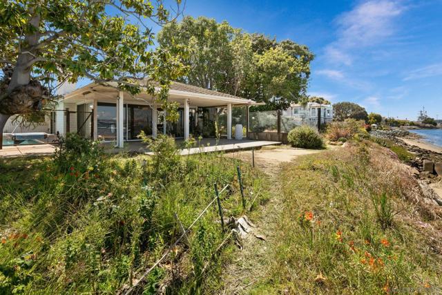 515 1st St, Coronado CA: https://media.crmls.org/mediaz/19c1d6bd-e2da-4498-9c9a-45a67b025193.jpg