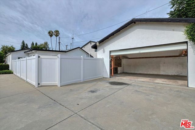 22717 Hatteras Street photo 11