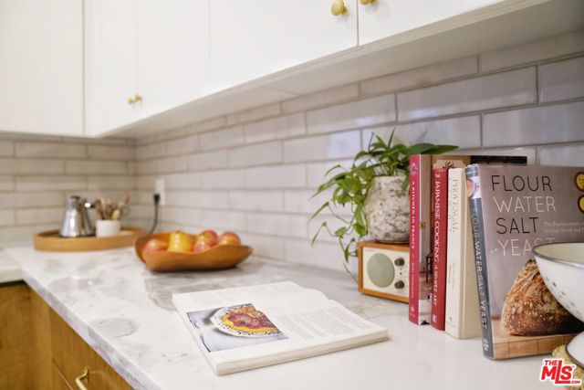 322 S Kingsley Drive, Los Angeles CA: https://media.crmls.org/mediaz/19c2105d-4680-4565-8274-819feb215388.jpg