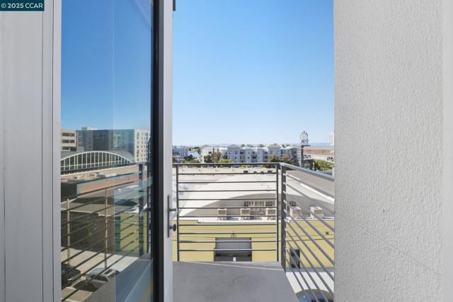 200 2nd St, Oakland CA: https://media.crmls.org/mediaz/19c21aa7-9aae-422a-903a-13b39f520745.jpg