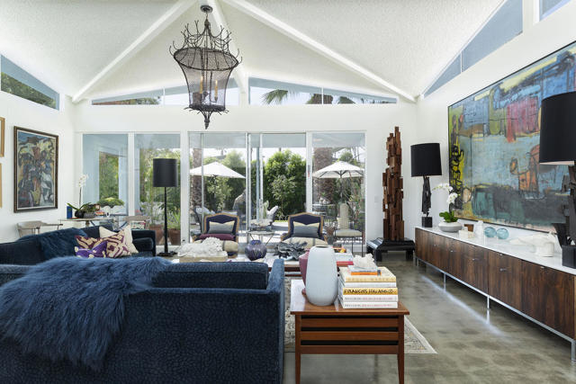 1055 E Granvia Valmonte, Palm Springs CA: https://media.crmls.org/mediaz/19c286a0-8b7a-4a5d-a271-9b20ca0ad52d.jpg