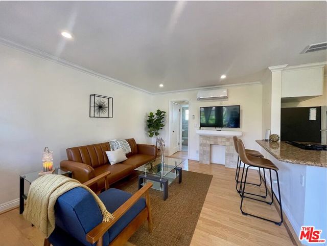 1212 10th Street, Santa Monica CA: https://media.crmls.org/mediaz/19c35144-2f8c-4832-a62a-6ec85d7601ef.jpg