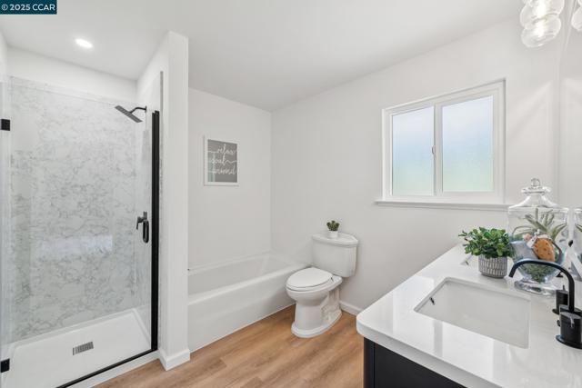 6 Greenwood Ct, Orinda CA: https://media.crmls.org/mediaz/19c3826d-252c-4caf-92ad-c9d60abf03d4.jpg