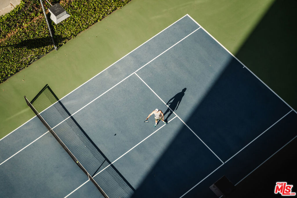 https://media.crmls.org/mediaz/19c39599-c52f-424b-aab6-bff2598fb070.jpg?preset=X-Large
