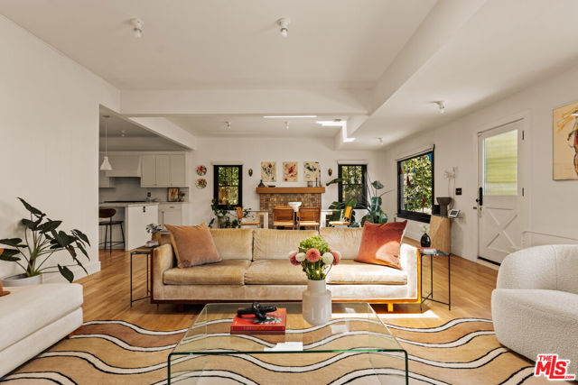 623 N Sierra Bonita Avenue, Los Angeles CA: https://media.crmls.org/mediaz/19c421be-d392-42b4-aa66-b677f93cbcbe.jpg