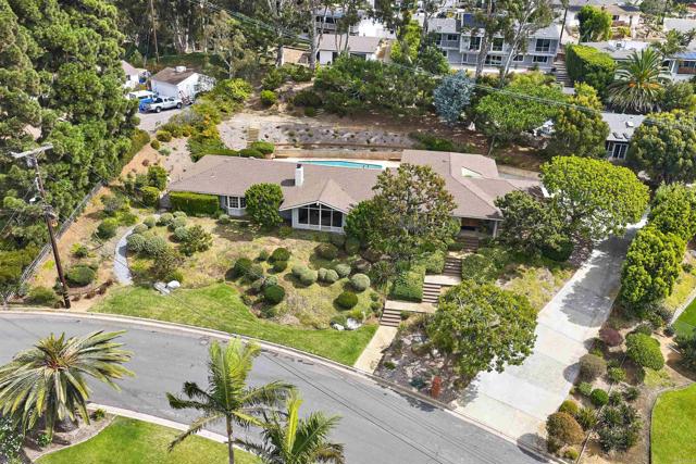 3190 Falcon Drive, Carlsbad CA: https://media.crmls.org/mediaz/19c4d3c1-8932-45d2-84ab-6bb61f3576d3.jpg