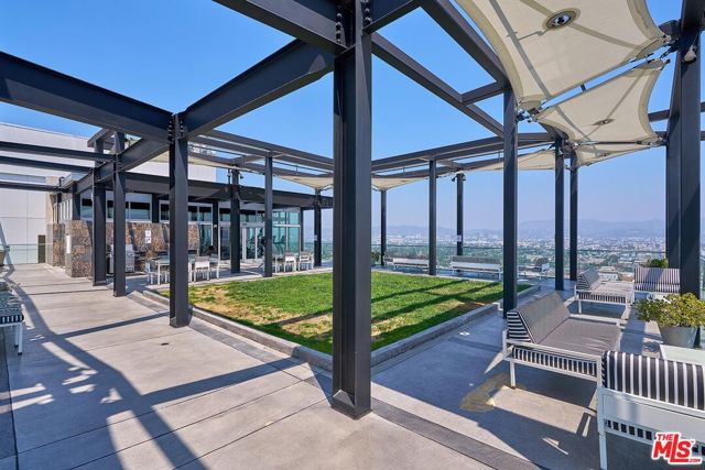 3810 Wilshire Boulevard, Los Angeles CA: https://media.crmls.org/mediaz/19c54683-c11f-4d60-be76-3dc124dc0d52.jpg