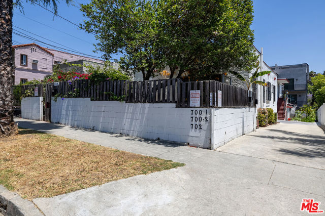 700 N Dillon Street, Los Angeles CA: https://media.crmls.org/mediaz/19c58d33-e20b-44b6-b37e-579b5ff89cb2.jpg