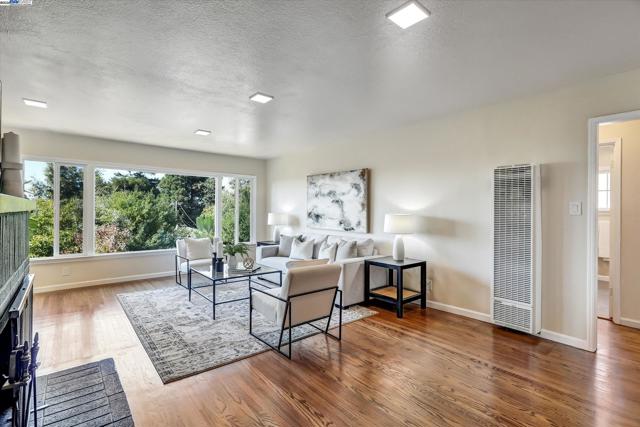 1551 Merced St, Richmond CA: https://media.crmls.org/mediaz/19c6168a-a967-444e-9310-ecbb97f9fc41.jpg