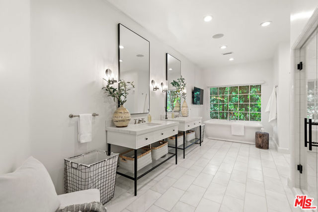 9928 Toluca Lake Avenue, Toluca Lake CA: https://media.crmls.org/mediaz/19c76b4b-1f2a-4931-bfc8-cb36b1968ea4.jpg