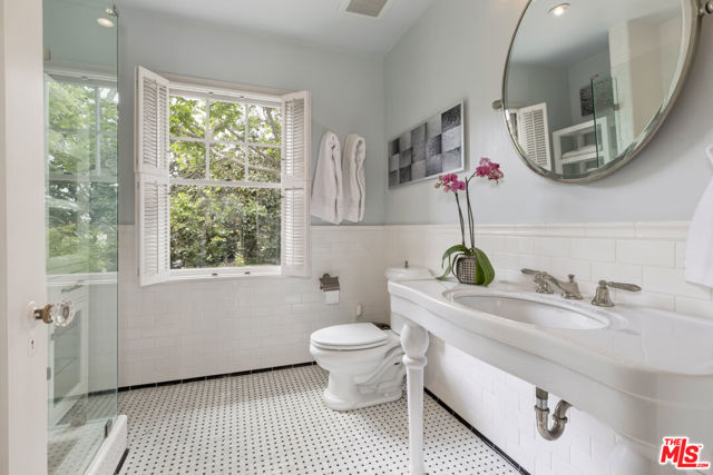 232 N Arden Boulevard, Los Angeles CA: https://media.crmls.org/mediaz/19c83bb6-8676-4a4f-bbde-73f1036d7e99.jpg