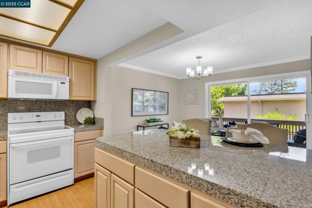1200 Canyonwood Ct, Walnut Creek CA: https://media.crmls.org/mediaz/19c9a7fd-646d-4bfd-bf07-5e153600e7d5.jpg