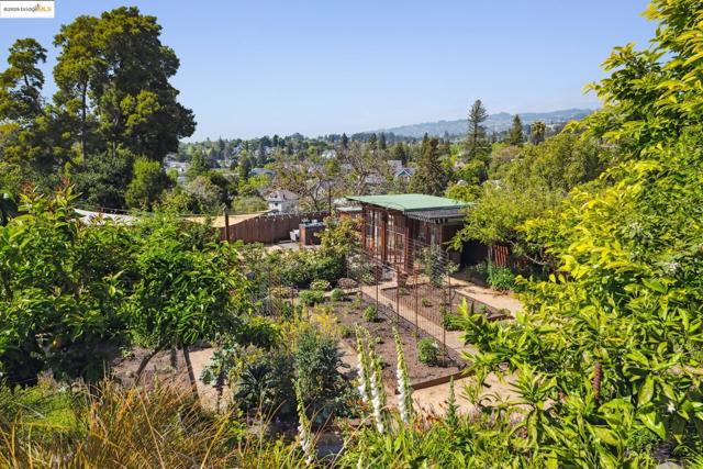 1015 Warfield Ave, Oakland CA: https://media.crmls.org/mediaz/19c9b80a-6947-4869-84af-802283f9e823.jpg