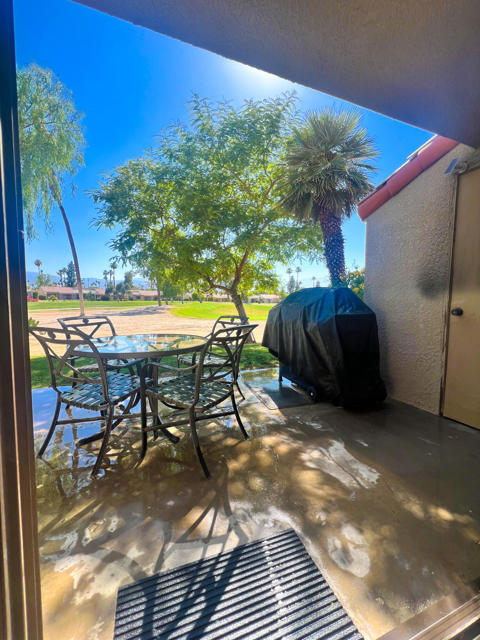 40513 Bay Hill Way, Palm Desert CA: https://media.crmls.org/mediaz/19caa43e-c125-4910-aaa6-cece4604846b.jpg