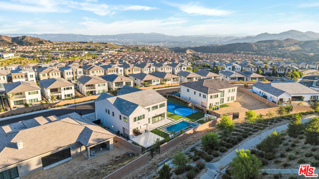 12553 N Ridgeline Road, Porter Ranch CA: https://media.crmls.org/mediaz/19caf181-0147-44f5-95f3-2b32a75a7acf.jpg