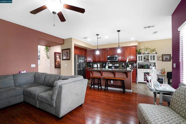 115 Montevino Ct, Oakley CA: https://media.crmls.org/mediaz/19cd2798-28a3-429f-a099-61e5b44b102c.jpg