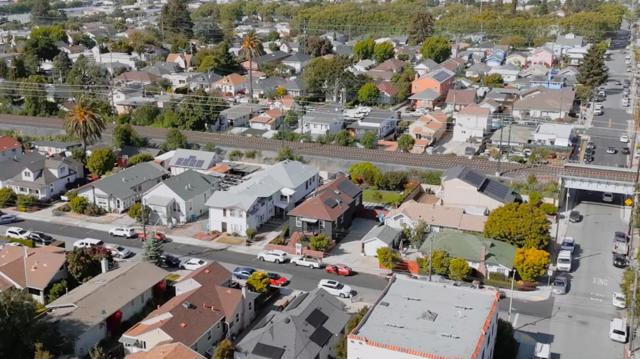 212 Ramona Street, San Mateo CA: https://media.crmls.org/mediaz/19ce1fc4-17a1-47db-905c-a7ae893476a4.jpg