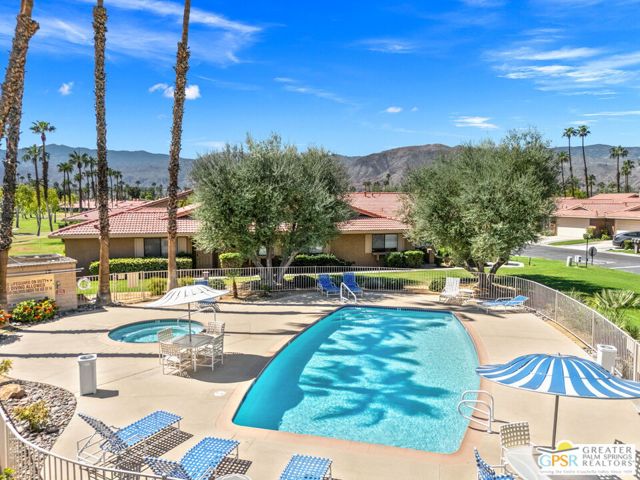 6 Joya Drive, Palm Desert CA: https://media.crmls.org/mediaz/19cede71-c2b6-4515-bfe6-231514fdf485.jpg