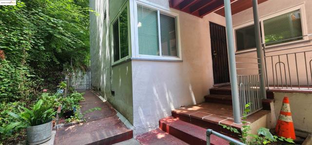 3009 Park Blvd, Oakland CA: https://media.crmls.org/mediaz/19cefebc-5640-4852-a30f-ec6071732dd4.jpg