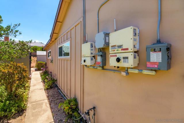 16498 Roca Dr, San Diego CA: https://media.crmls.org/mediaz/19cf0572-5b20-4e68-a1f9-4cbb94d2c14b.jpg