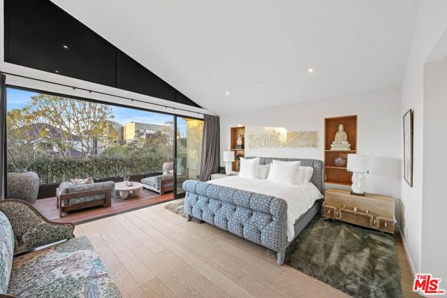 810 Amoroso Place, Venice CA: https://media.crmls.org/mediaz/19cf1d37-2f39-4b6c-b14a-b816f7a7c1b9.jpg