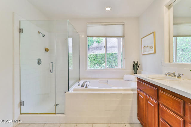 2746 Autumn Ridge Drive, Thousand Oaks CA: https://media.crmls.org/mediaz/19cf3c46-2267-4162-93c4-2ea815fda30e.jpg