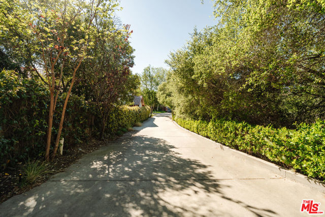 4244 Balcony Drive, Calabasas CA: https://media.crmls.org/mediaz/19d0a6ce-1696-409d-9b5f-2e34e4c8b15a.jpg