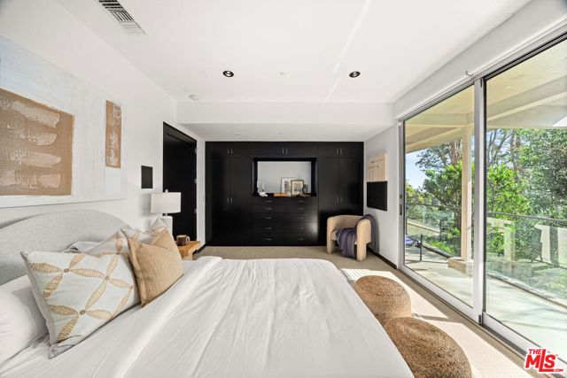 933 Bluegrass Lane, Los Angeles CA: https://media.crmls.org/mediaz/19d0e950-d5bd-47f6-95d4-8ee2083b6beb.jpg