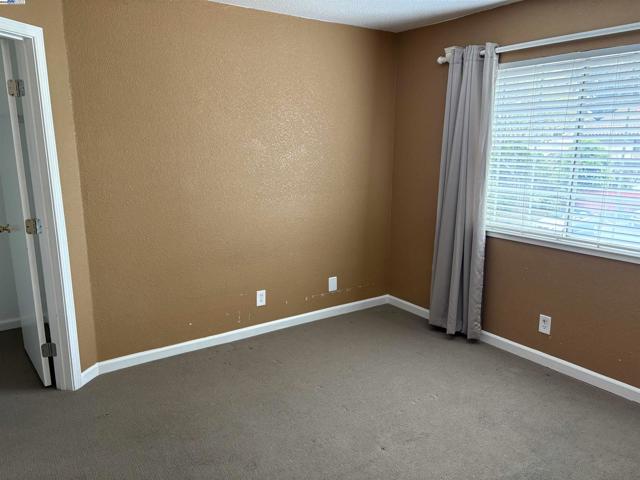 24909 Avocado Ct, Hayward CA: https://media.crmls.org/mediaz/19d0ebdb-cc86-4463-acf0-18350c96ac07.jpg