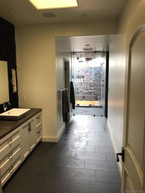 1153 Crest Dr, Encinitas CA: https://media.crmls.org/mediaz/19d1f634-2986-4f76-9159-9a8964478a13.jpg