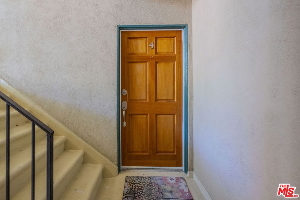 https://media.crmls.org/mediaz/19d29865-26d6-47ac-aff6-366e47990ed5.jpg?preset=X-Large