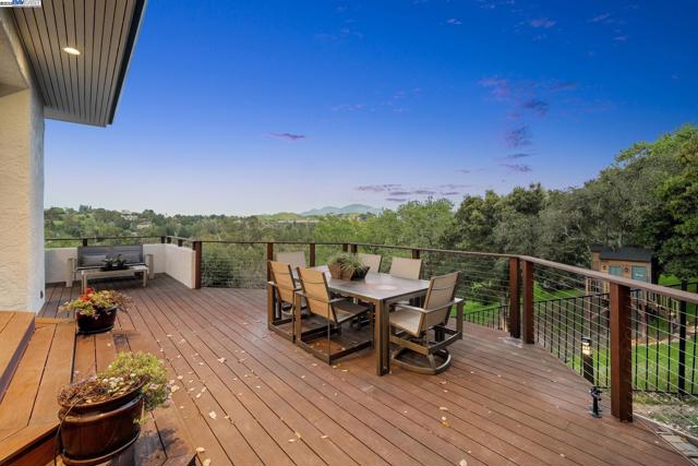 11 Leslyn Lane, Lafayette CA: https://media.crmls.org/mediaz/19d2a449-7be5-4488-9efa-224edbae5335.jpg