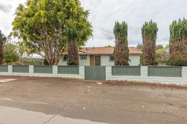 361 E Indian Rock Rd, Vista CA: https://media.crmls.org/mediaz/19d2ba3f-5343-4735-8f44-583ff2c7058c.jpg