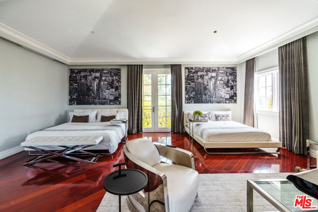 727 N Alta Drive, Beverly Hills CA: https://media.crmls.org/mediaz/19d2e318-0840-4860-887a-fd5bef520074.jpg