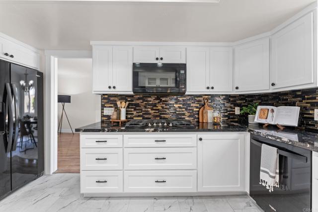 Detail Gallery Image 10 of 57 For 939 Chablis Ln, Vista,  CA 92083 - 4 Beds | 3 Baths