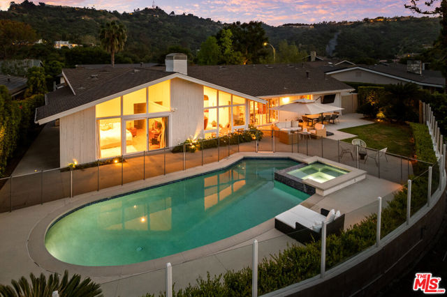 11671 Dona Alicia Place, Studio City CA: https://media.crmls.org/mediaz/19d3ce5a-284c-4c3e-a884-11fa08f8e6b5.jpg